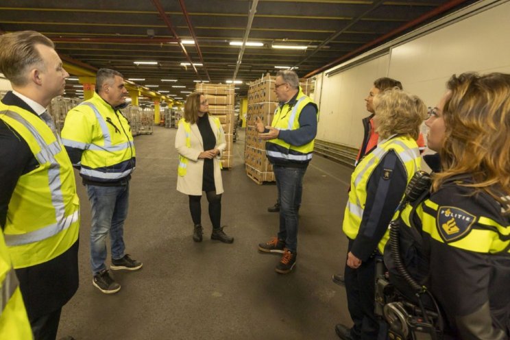 Staatsecretaris op bezoek bij Royal FloraHolland 