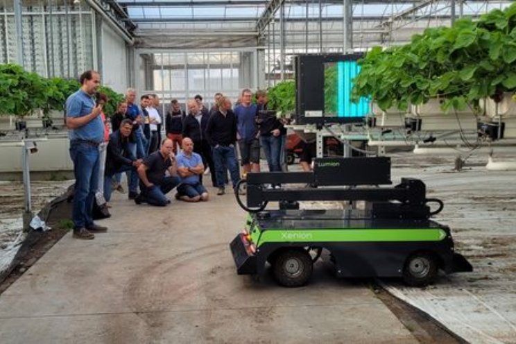 Informatieve demonstratie van UV-robot in aardbei