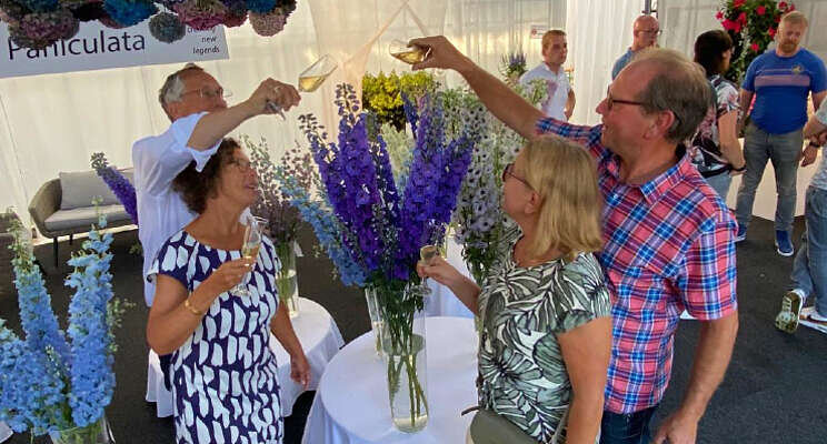 Nieuwe Dewi-delphiniums gedoopt