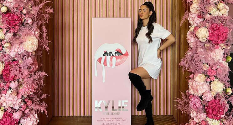 Volop hortensia's en pioenen bij lancering Kylie Cosmetics