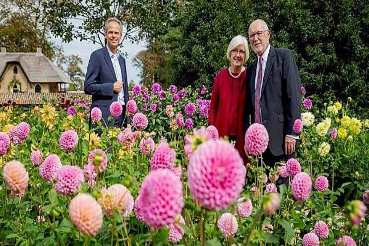 VS-ambassadeur bezoekt dahliatuin